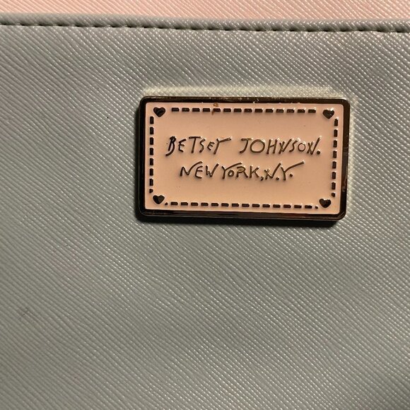 Pistachio Green and White Wrislet Clutch || Betsey Johnson || Good Condition - Picture 2 of 8